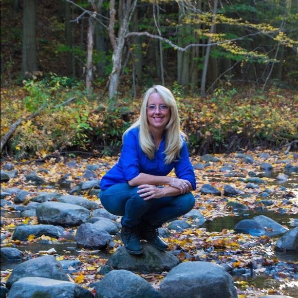 Meet your Posher, Laura - Picture 2 of 8